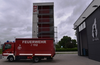 Beschriftung des Rettungszentrums: Auf dem Rettungsturm ist schon die 112 in signalrot zu sehen. Beschriftung des Rettungszentrums: Auf dem Rettungsturm ist schon die 112 in signalrot zu sehen.