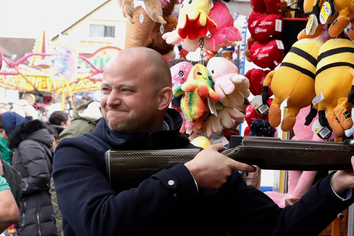Bürgermeister übt sich beim Schießen
