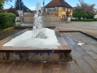 Unbekannte haben den Brunnen an der Heidelberger Straße/Ecke Hardtwaldring mutmaßlich mit Waschmittel zum Schäumen gebracht. Unbekannte haben den Brunnen an der Heidelberger Straße/Ecke Hardtwaldring mutmaßlich mit Waschmittel zum Schäumen gebracht.
