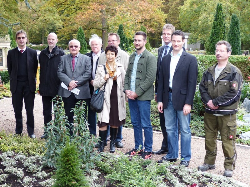 vlnr: Helmuth Offen (Pietät Hiebeler), Erich Gaa (Bestattungsinstitut), Bürgermeister Helmut Baust, Kurt Gaa, Uwe und Sonya Brunner, Marvin Müller, Thorsten Baege, Hauptamtsleiter Jens Volpp, Rudi Bruckner (Friedhofsverwaltung)