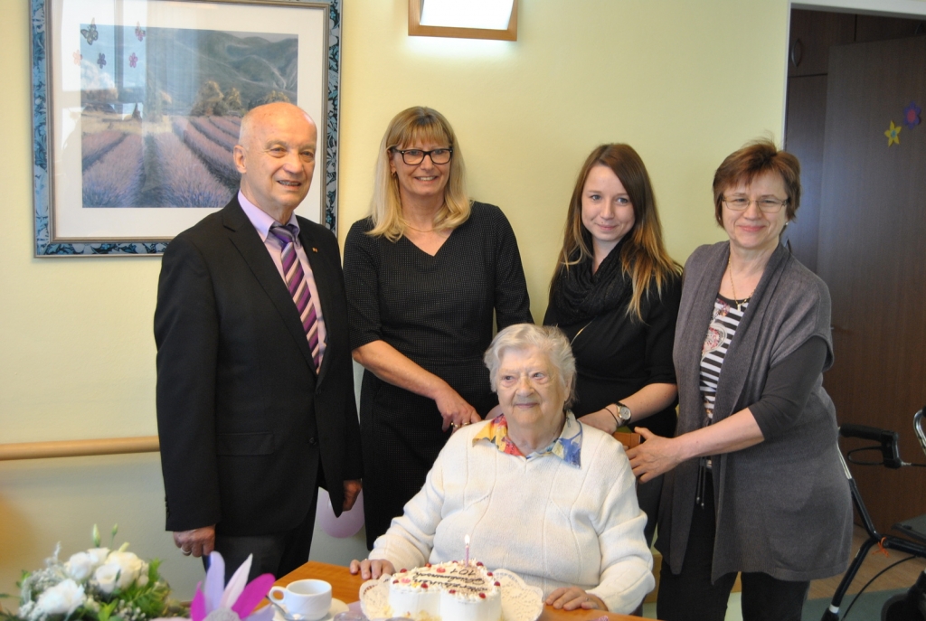 Gratulation Erna Drumm zum 101. Geburtstag / vlnr: Roland Seidel, Sieglinde Mitschke-Magnus, Laura Walther (Pflegedienstleitung), Ursula Lamla (Hauswirtschaftsleitung); in der Mitte sitzend: Erna Drumm Gratulation Erna Drumm zum 101. Geburtstag / vlnr: Roland Seidel, Sieglinde Mitschke-Magnus, Laura Walther (Pflegedienstleitung), Ursula Lamla (Hauswirtschaftsleitung); in der Mitte sitzend: Erna Drumm