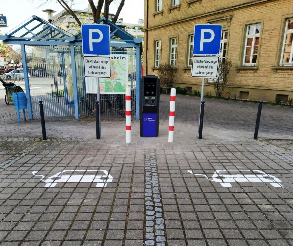 Ladesäule auf dem Parkplatz Ladesäule auf dem Parkplatz