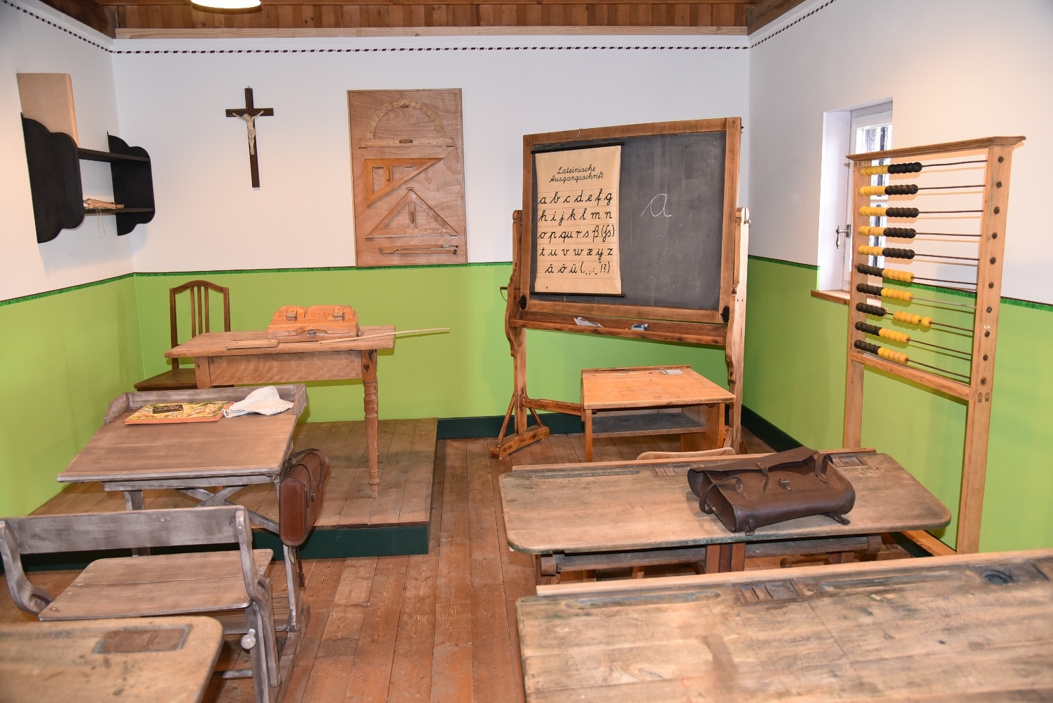 Die neu eingerichtete Schulstube im Museum.