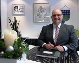 Bürgermeister Jens Geiß am Schreibtisch in seinem Arbeitszimmer. Bürgermeister Jens Geiß am Schreibtisch in seinem Arbeitszimmer.
