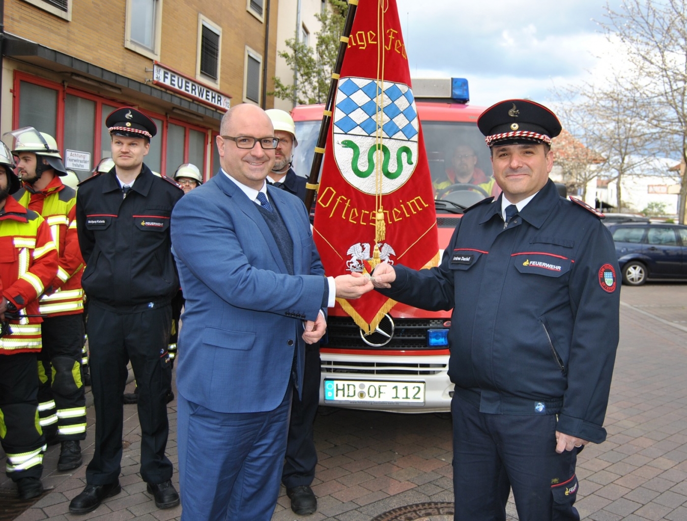 Bürgermeister Jens Geiß bekommt den Schlüssel vom alten Feuerwehrhaus von Kommandant Andrea Danieli überreicht.