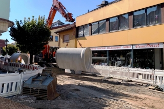 Ein Teil der Kanalröhre wird an seinen Platz gebracht. Ein Teil der Kanalröhre wird an seinen Platz gebracht.