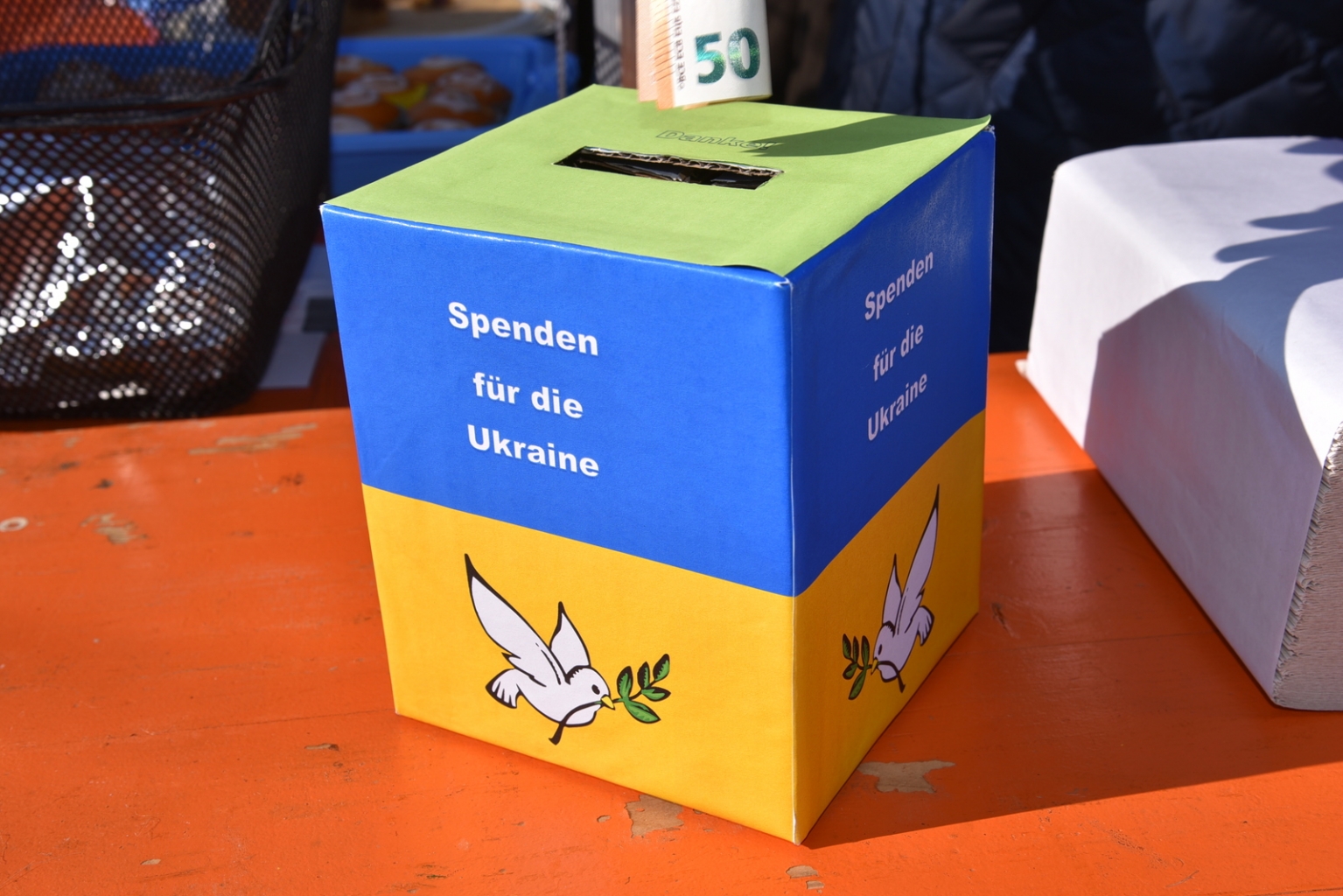 Die Spendendose auf dem Wochenmarkt.