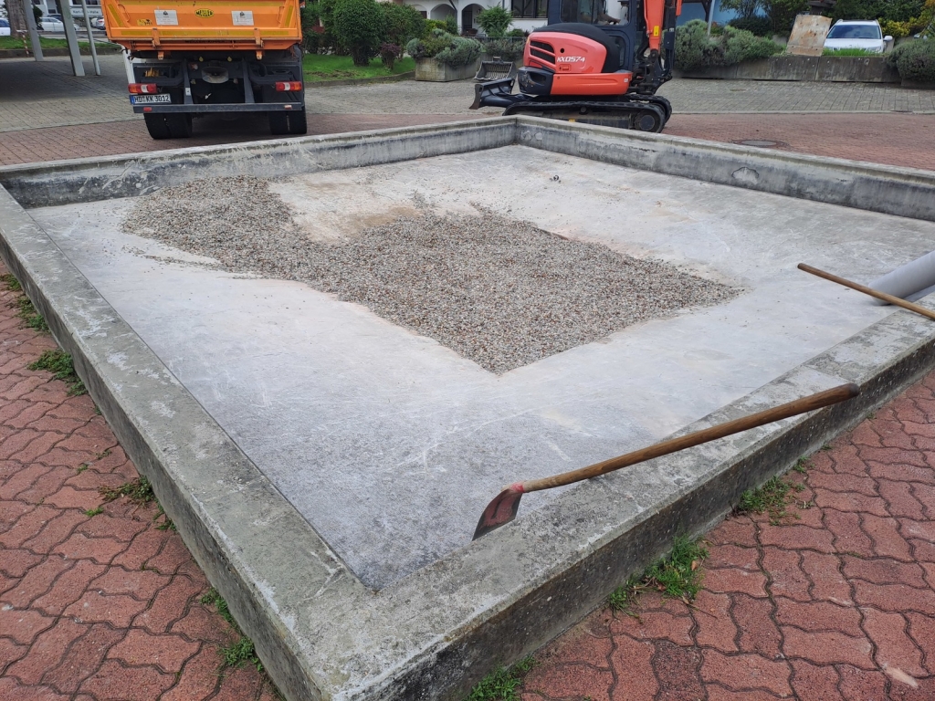 Der Brunnen an der Theodor-Heuss-Schule wird umfunktioniert. Im Herbst soll er bepflanzt werden. Der Brunnen an der Theodor-Heuss-Schule wird umfunktioniert. Im Herbst soll er bepflanzt werden.