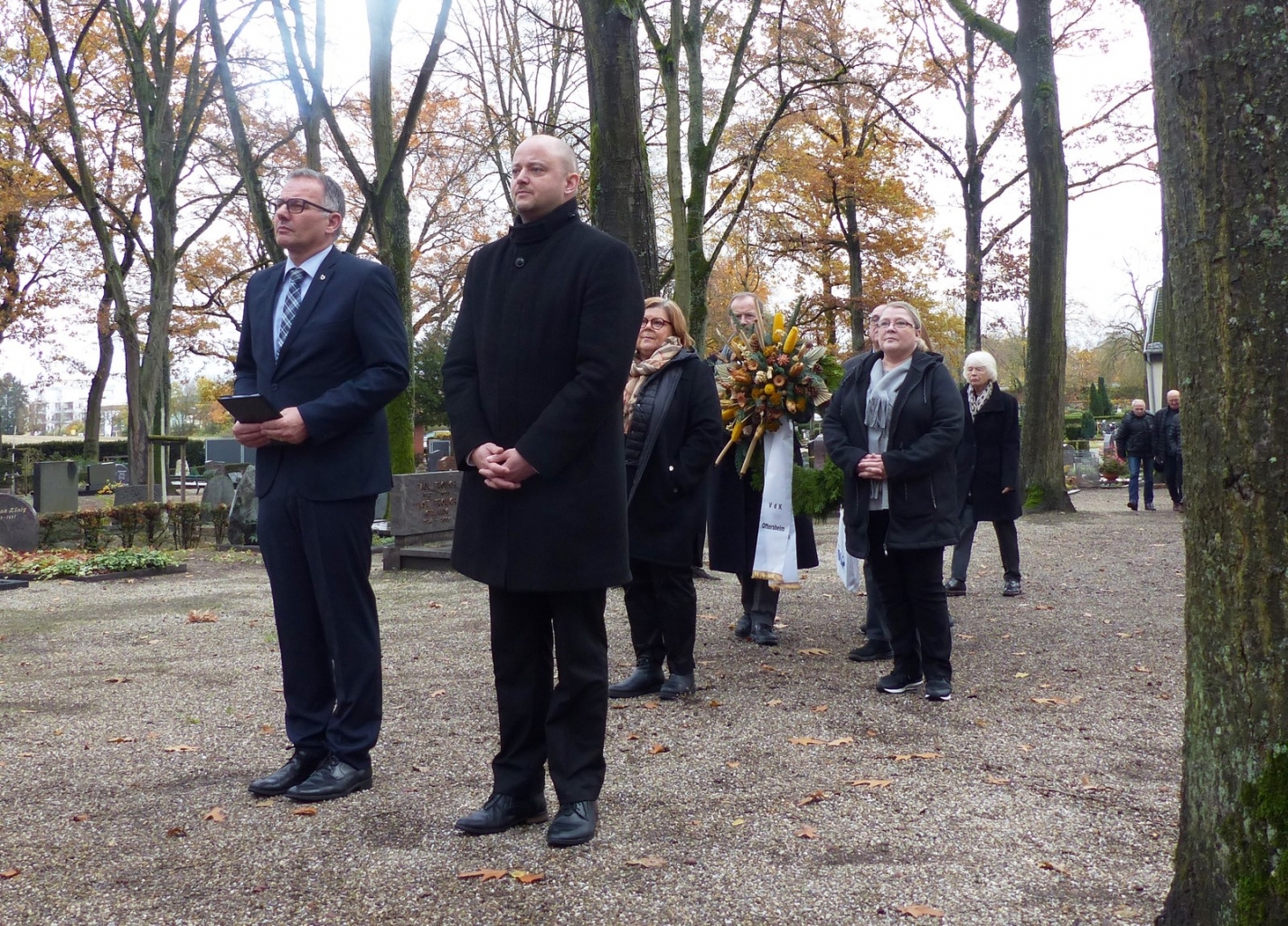 Michael Barth-Rabbel, Diakon der katholischen Kirchengemeinde, und Bürgermeister Pascal Seidel auf dem Weg zum Ehrenmal