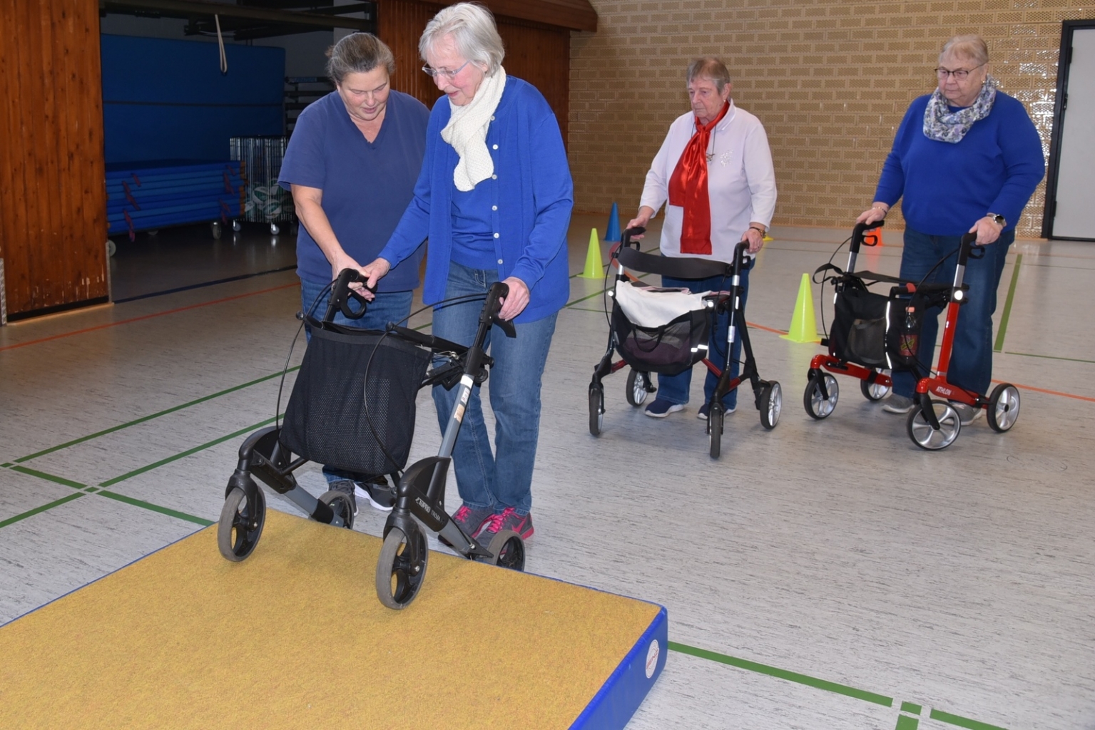 Wie der Rollator über ein Hindernis oder eine Stufe bewegt werden soll, wird ebenfalls trainiert.