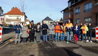Sie gaben die Mannheimer Straße offiziell frei, indem sie ein Band zerschnitten: Bürgermeister Seidel mit Vertreterinnen und Vertretern aus dem Gemeinderat, die Geschäftsführerin der Stadtwerke und den beteiligten Firmen, Mitarbeiterinnen und Mitarbeiter aus dem Bauamt Sie gaben die Mannheimer Straße offiziell frei, indem sie ein Band zerschnitten: Bürgermeister Seidel mit Vertreterinnen und Vertretern aus dem Gemeinderat, die Geschäftsführerin der Stadtwerke und den beteiligten Firmen, Mitarbeiterinnen und Mitarbeiter aus dem Bauamt
