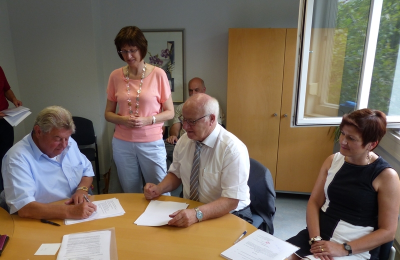 Foto vlnr: Werner Gutperle, Gudrun Wipfinger-Fierdel, Helmut Baust, Sylvia Fassott-Schneider (Leiterin Rechnungsamt der Gemeinde). Im Hintergrund: Leitender Forstdirektor Jörg Wetzel Foto vlnr: Werner Gutperle, Gudrun Wipfinger-Fierdel, Helmut Baust, Sylvia Fassott-Schneider (Leiterin Rechnungsamt der Gemeinde). Im Hintergrund: Leitender Forstdirektor Jörg Wetzel