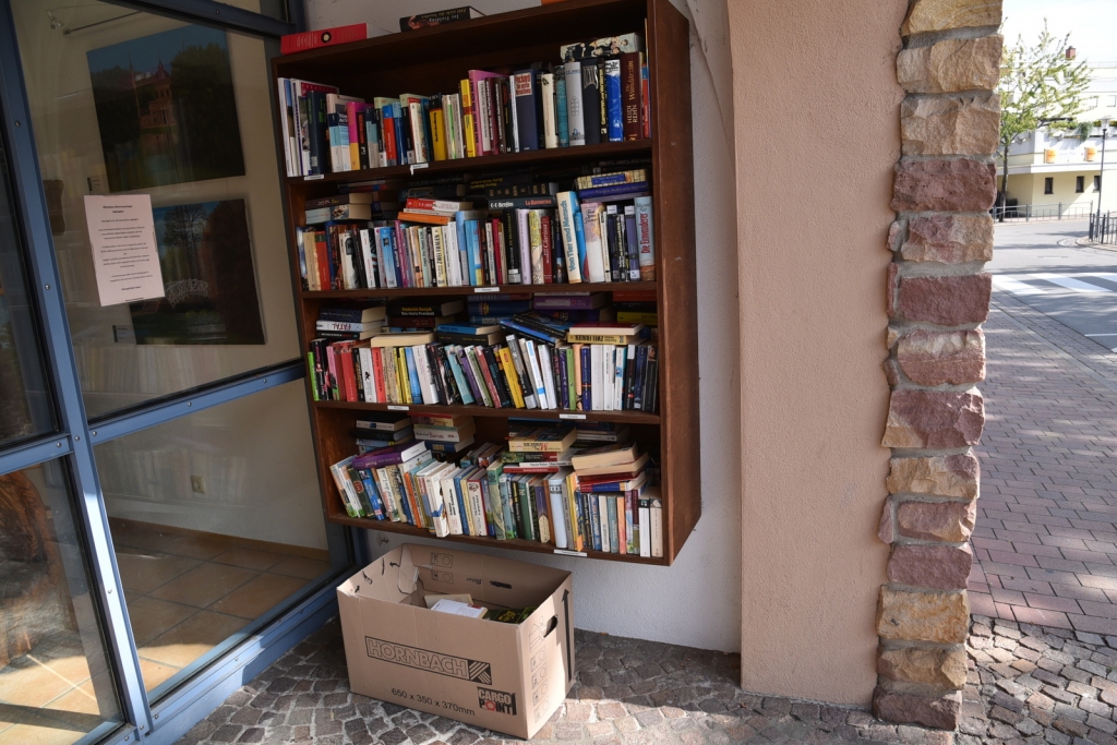 Die Pappkartons vor dem Bücherregal sollen durch Holzkisten ersetzt werden. Die Pappkartons vor dem Bücherregal sollen durch Holzkisten ersetzt werden.