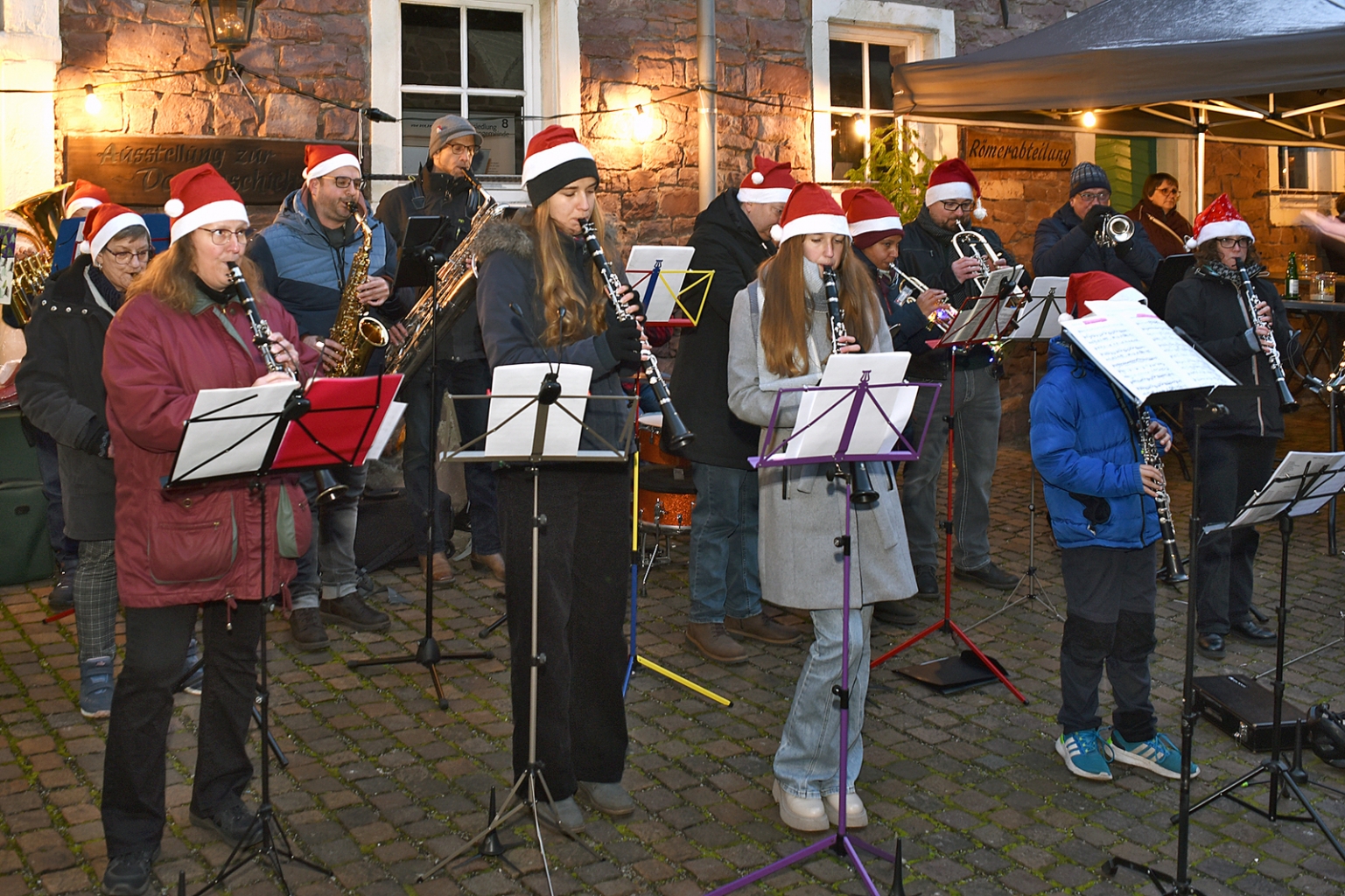 Auch der Musikverein Oftersheim spielte im Museumshof.