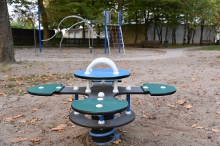 Eine neue umweltfreundliche Wippe wurde auf dem Spielplatz in der Freiherr-vom-Stein-Straße montiert. Eine neue umweltfreundliche Wippe wurde auf dem Spielplatz in der Freiherr-vom-Stein-Straße montiert.