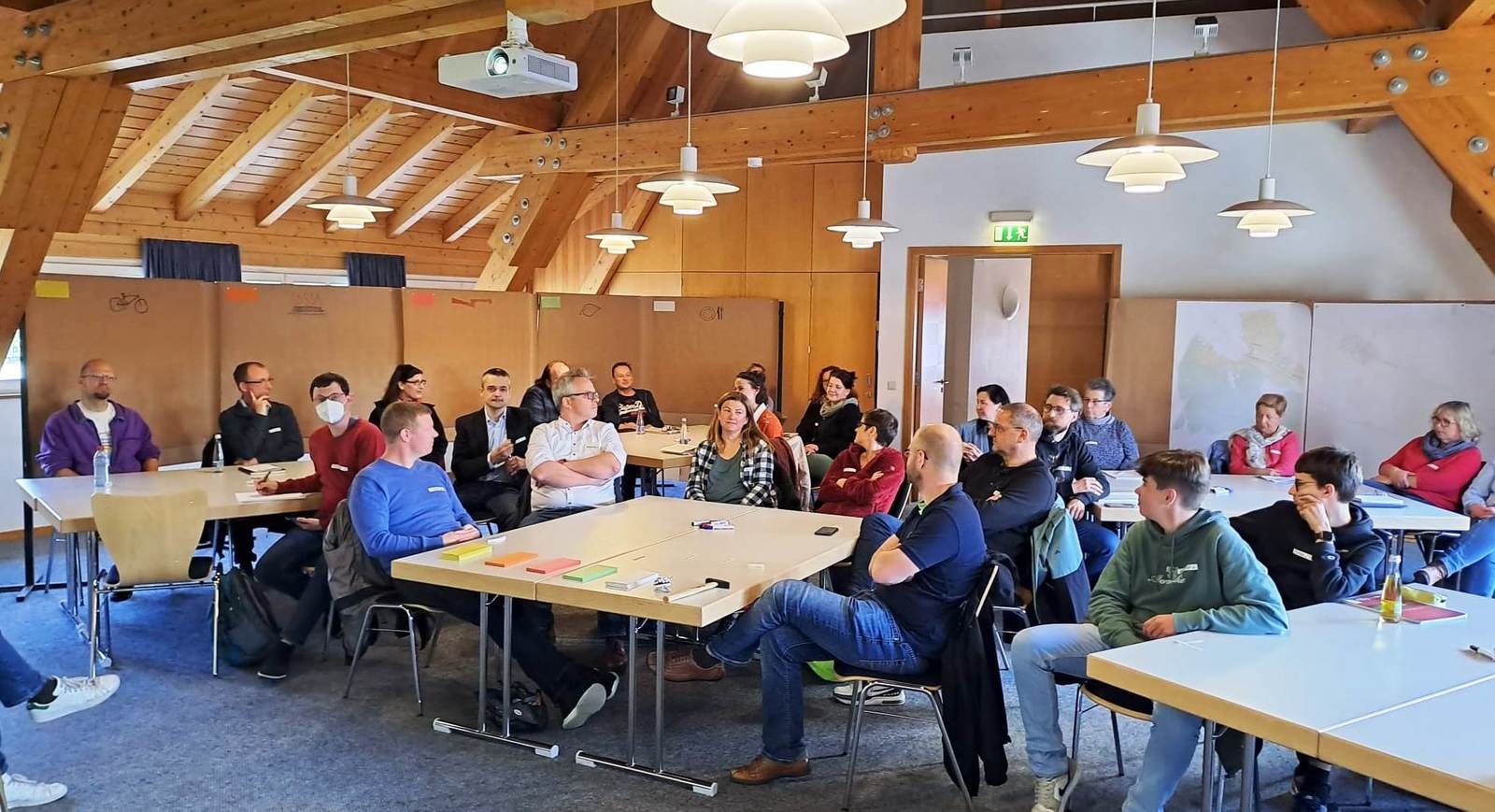 Zu diesem nichtöffentlichen Forum waren 30 Bürger*innen eingeladen, die sich um die Teilnahme beworben hatten und im März ausgelost worden waren. Gemeinsam sollen sie Ideen entwickeln für mehr Klimaschutz in Oftersheim. 