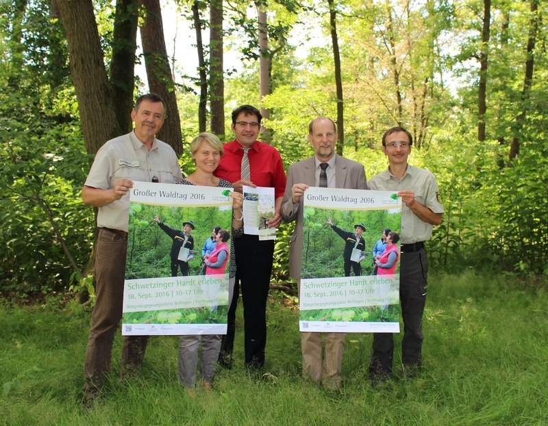 Waldtag Schwetzinger Hardt: Landratsstellvertreter Joachim Bauer (2.v.r.), Sebastian Eick (links) und Dr. Dieter Münch (rechts) vom Kreisforstamt sowie die Bürgermeisterin der Stadt Walldorf, Christiane Staab (2.v.l.) und der Bürgermeister der Gemein Waldtag Schwetzinger Hardt: Landratsstellvertreter Joachim Bauer (2.v.r.), Sebastian Eick (links) und Dr. Dieter Münch (rechts) vom Kreisforstamt sowie die Bürgermeisterin der Stadt Walldorf, Christiane Staab (2.v.l.) und der Bürgermeister der Gemein