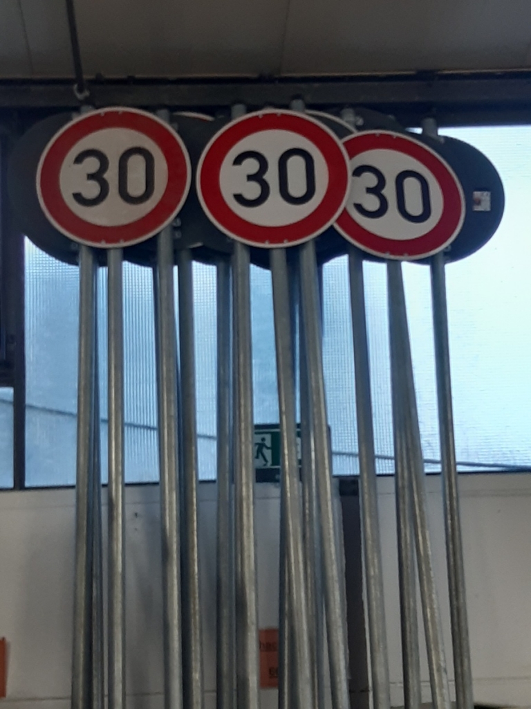 Die Schilder für die 30er-Rundbeschilderung sind im Bauhof angekommen.