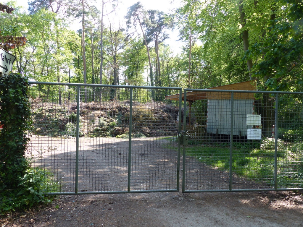 Häckselplatz, Blick auf das Tor. Häckselplatz, Blick auf das Tor.