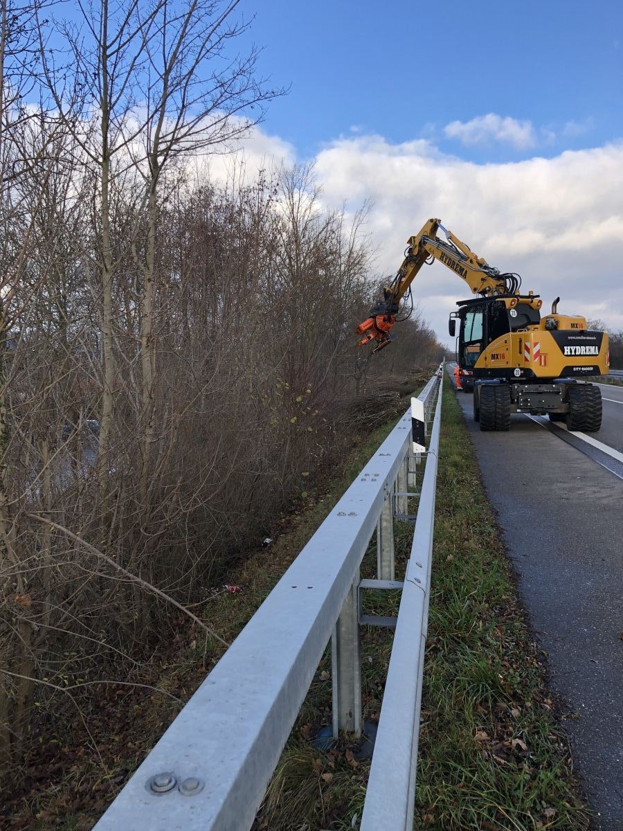 Gehölzbagger im Einsatz: Die drei Straßenmeistereien im Rhein-Neckar-Kreis schneiden derzeit die Gehölze entlang von Bunds-, Landes- und Kreisstraßen im Rhein-Neckar-Kreis zurück. (Foto Landratsamt Rhein-Neckar-Kreis) Gehölzbagger im Einsatz: Die drei Straßenmeistereien im Rhein-Neckar-Kreis schneiden derzeit die Gehölze entlang von Bunds-, Landes- und Kreisstraßen im Rhein-Neckar-Kreis zurück. (Foto Landratsamt Rhein-Neckar-Kreis)