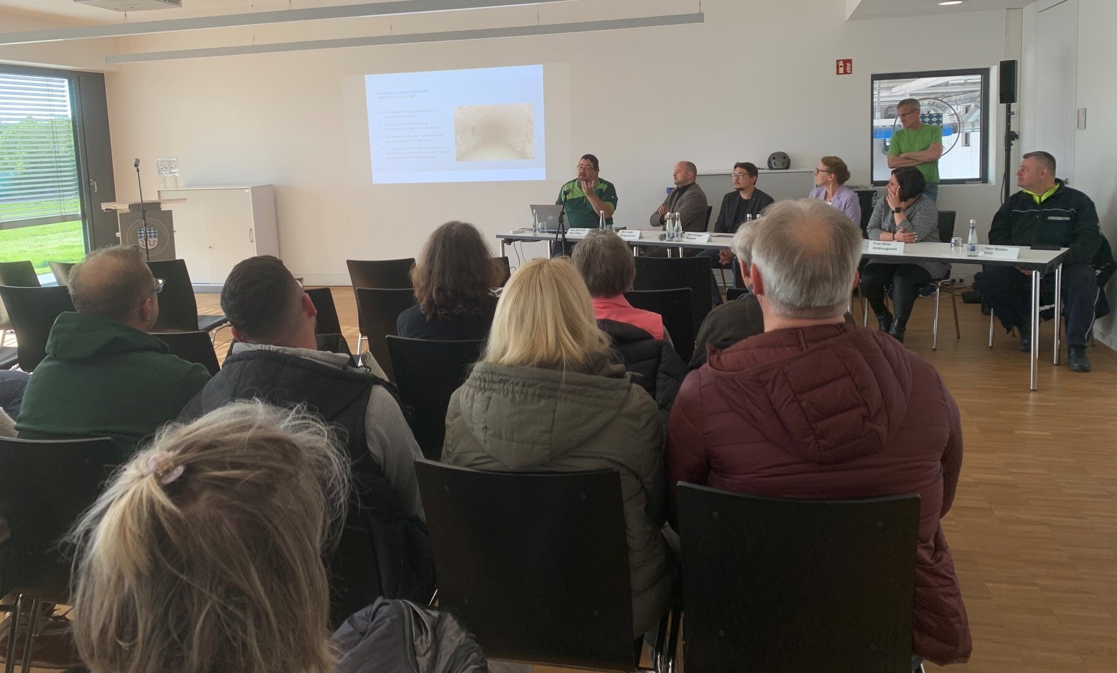 Die Infoveranstaltung. Vl: Dipl.Ing. Sven Barnasch (Planungsbüro), Bgm Pascal Seidel, Alexander Kulagin (Bauamt). Susanne Barisch (Kommissarische Bauamtsleiterin), Kathrin Beier (Ordnungsamt), Gerhardt Becker (GVD)