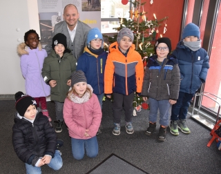Gemeinsam erfolgreich: Kinder der Albert-Schweitzer-Kita haben den Tannenbaum an der Rathauseingangstür geschmückt, mit Unterstützung von Bürgermeister Pascal Seidel. Gemeinsam erfolgreich: Kinder der Albert-Schweitzer-Kita haben den Tannenbaum an der Rathauseingangstür geschmückt, mit Unterstützung von Bürgermeister Pascal Seidel.