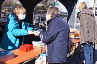 Bild vom Kuchenverkauf für die Ukraine im März 2022, organisiert vom Integrationsbüro und dem Asylkreis Oftersheim Bild vom Kuchenverkauf für die Ukraine im März 2022, organisiert vom Integrationsbüro und dem Asylkreis Oftersheim