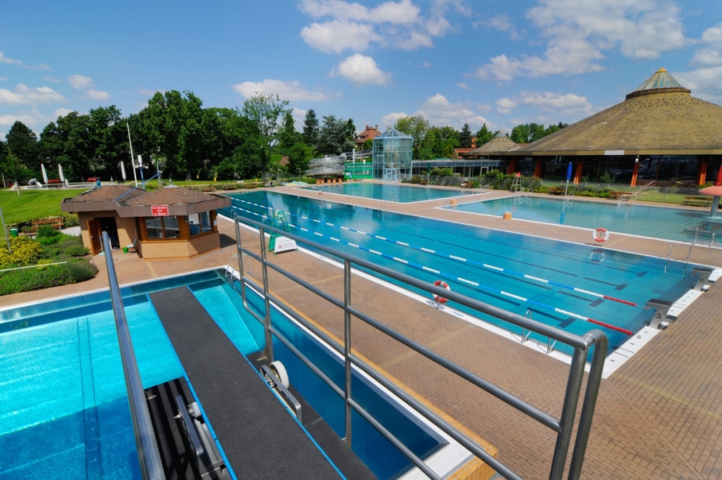 Blick ins bellamar-Freibad vom Sprungturm aus Blick ins bellamar-Freibad vom Sprungturm aus