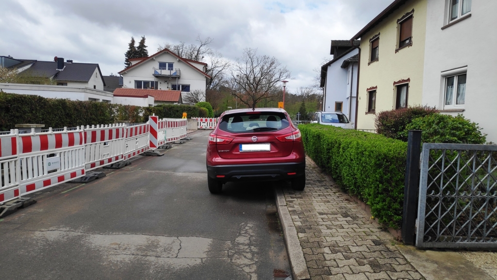 Ein Auto parkt so auf dem Gehweg, dass kein Rollstuhl oder Kinderwagen daran vorbeikommt. Ein Auto parkt so auf dem Gehweg, dass kein Rollstuhl oder Kinderwagen daran vorbeikommt.