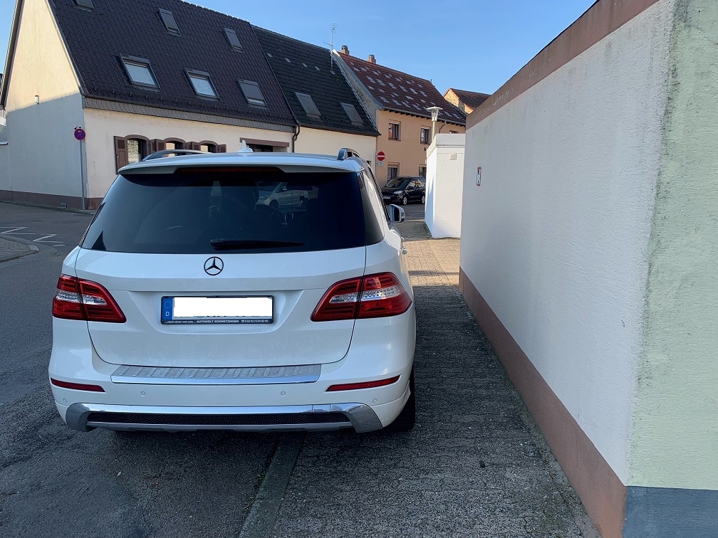 Parken auf dem Gehweg ist nicht erlaubt. Parken auf dem Gehweg ist nicht erlaubt.