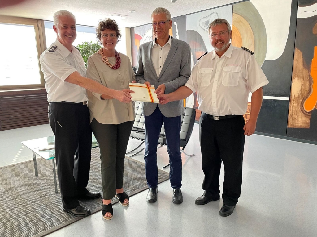 Über 896.000 Euro für das Feuerwehrwesen im Rhein-Neckar-Kreis. Regierungspräsidentin Sylvia M. Felder (2.v.l) überreichte die Förderbescheide des Landes an den Stellvertreter des Landrats, Erster Landesbeamter Stefan Hildebrandt (3.v.l.). Darüber freuen sich Kreisbrandmeister Udo Dentz (4.v.l.) und Markus König, Regierungspräsidium Karlsruhe (links). (Foto Landratsamt Rhein-Neckar-Kreis) Über 896.000 Euro für das Feuerwehrwesen im Rhein-Neckar-Kreis. Regierungspräsidentin Sylvia M. Felder (2.v.l) überreichte die Förderbescheide des Landes an den Stellvertreter des Landrats, Erster Landesbeamter Stefan Hildebrandt (3.v.l.). Darüber freuen sich Kreisbrandmeister Udo Dentz (4.v.l.) und Markus König, Regierungspräsidium Karlsruhe (links). (Foto Landratsamt Rhein-Neckar-Kreis)
