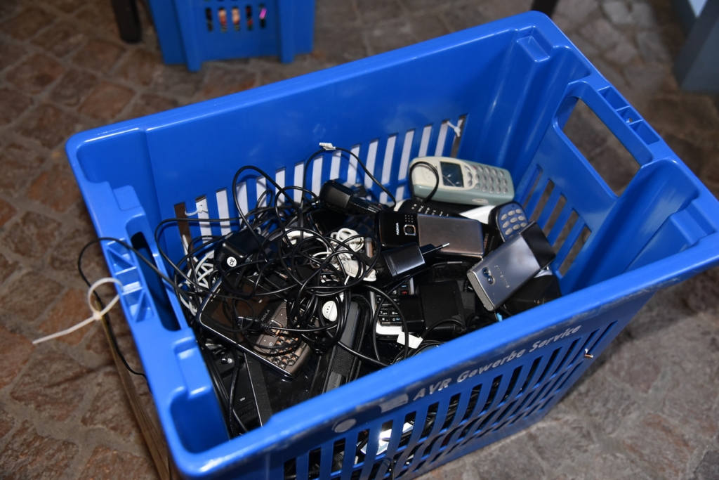 Die Sammelkiste von der AVR für gebrauchte Handys war nach vier Wochen gut gefüllt. Jetzt ist sie abgeholt worden. Die Sammelkiste von der AVR für gebrauchte Handys war nach vier Wochen gut gefüllt. Jetzt ist sie abgeholt worden.