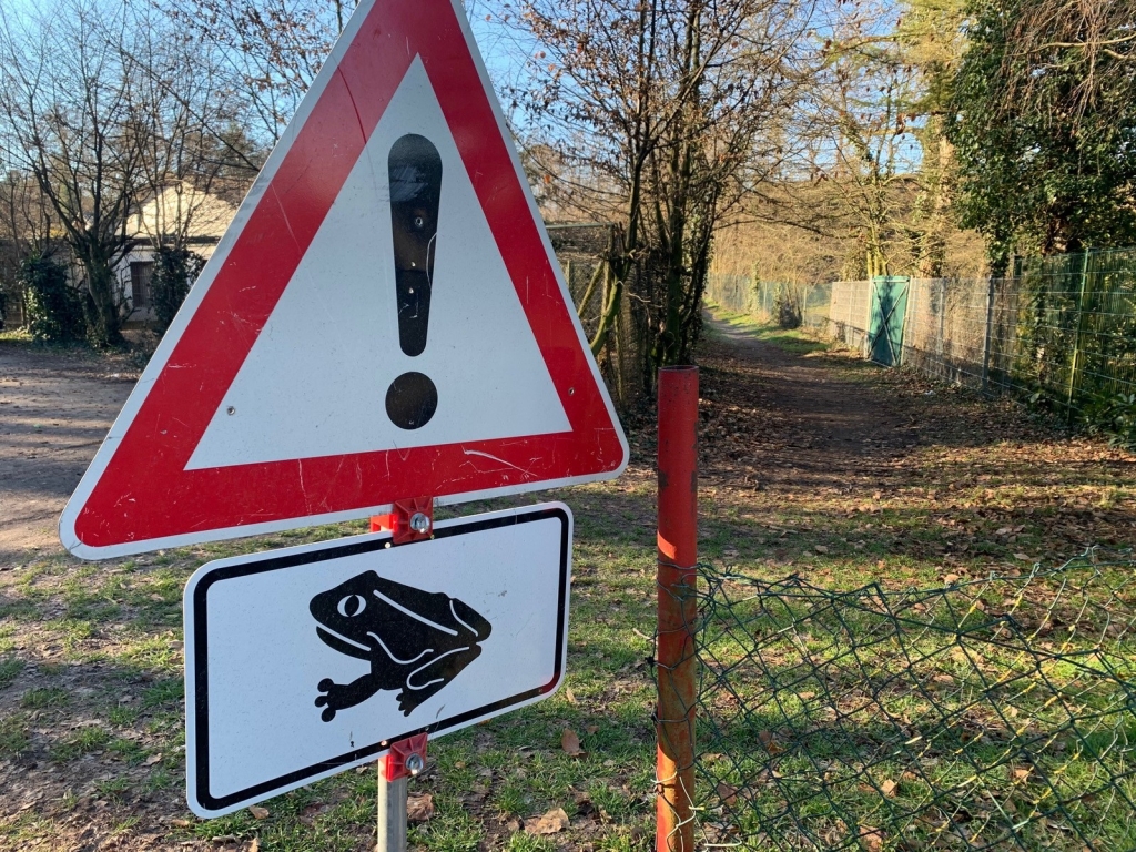Ein Schild am Kleintierzuchtverein, das auf die Krötenwanderung hinweist. Ein Schild am Kleintierzuchtverein, das auf die Krötenwanderung hinweist.