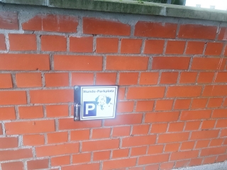 Ein Hundeparkplatz zum Anleinen der Vierbeiner wurde am Friedhof eingerichtet. Ein Hundeparkplatz zum Anleinen der Vierbeiner wurde am Friedhof eingerichtet.