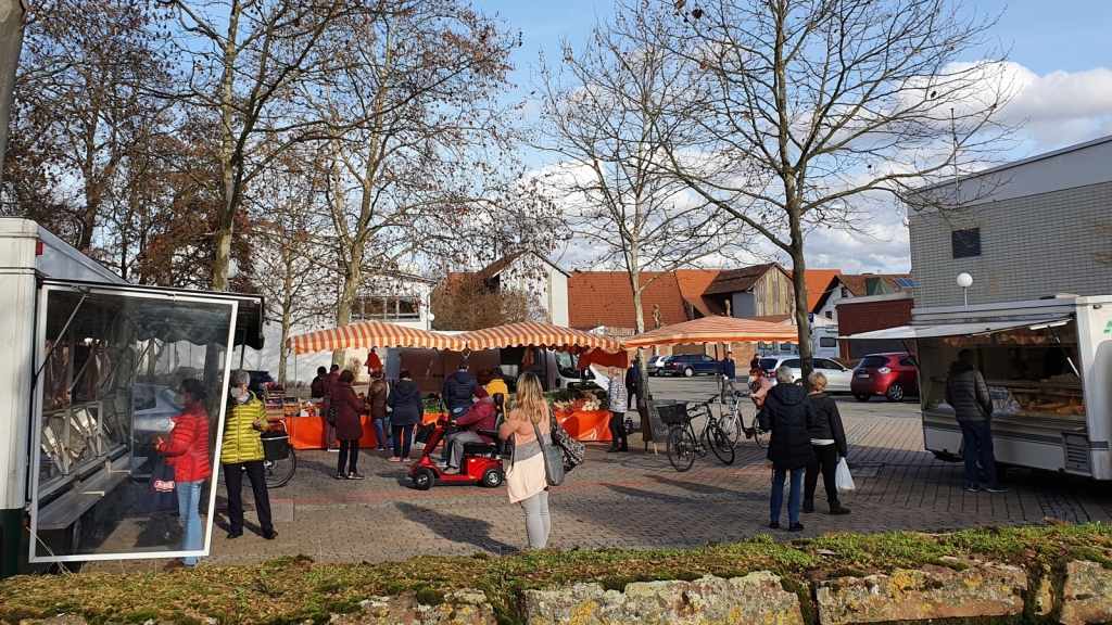 Blick auf den gut besuchten Wochenmarkt Blick auf den gut besuchten Wochenmarkt