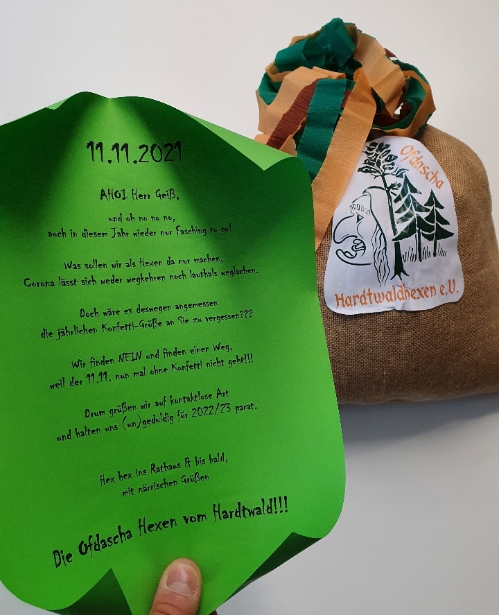 Gedicht und Überraschungssack der Hardtwaldhexen für den Bürgermeister