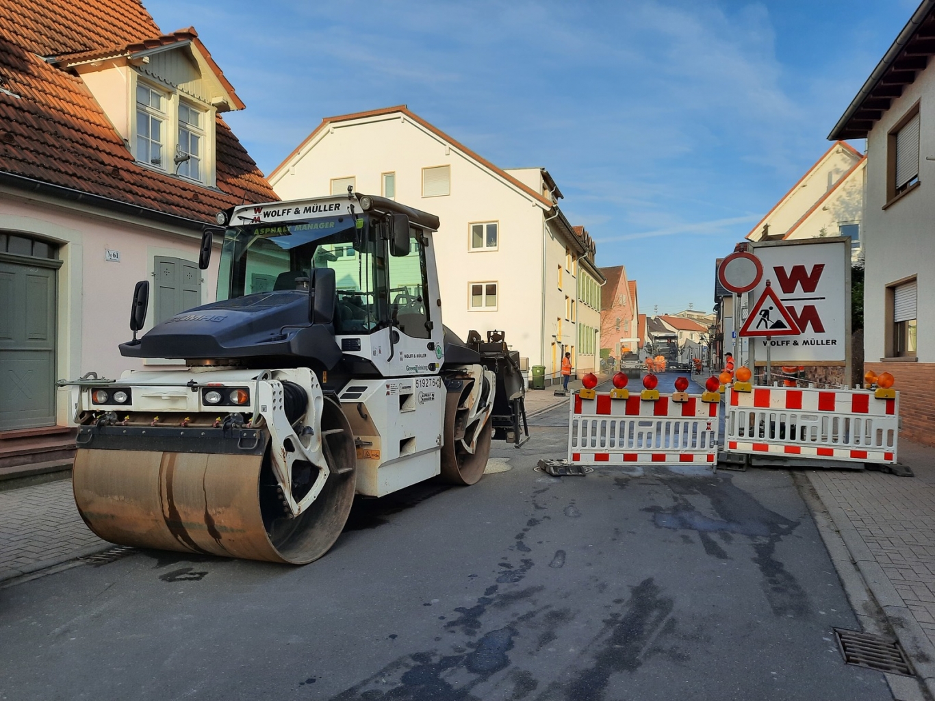 Eine große Walze kommt bei der Asphaltierung zum Einsatz.