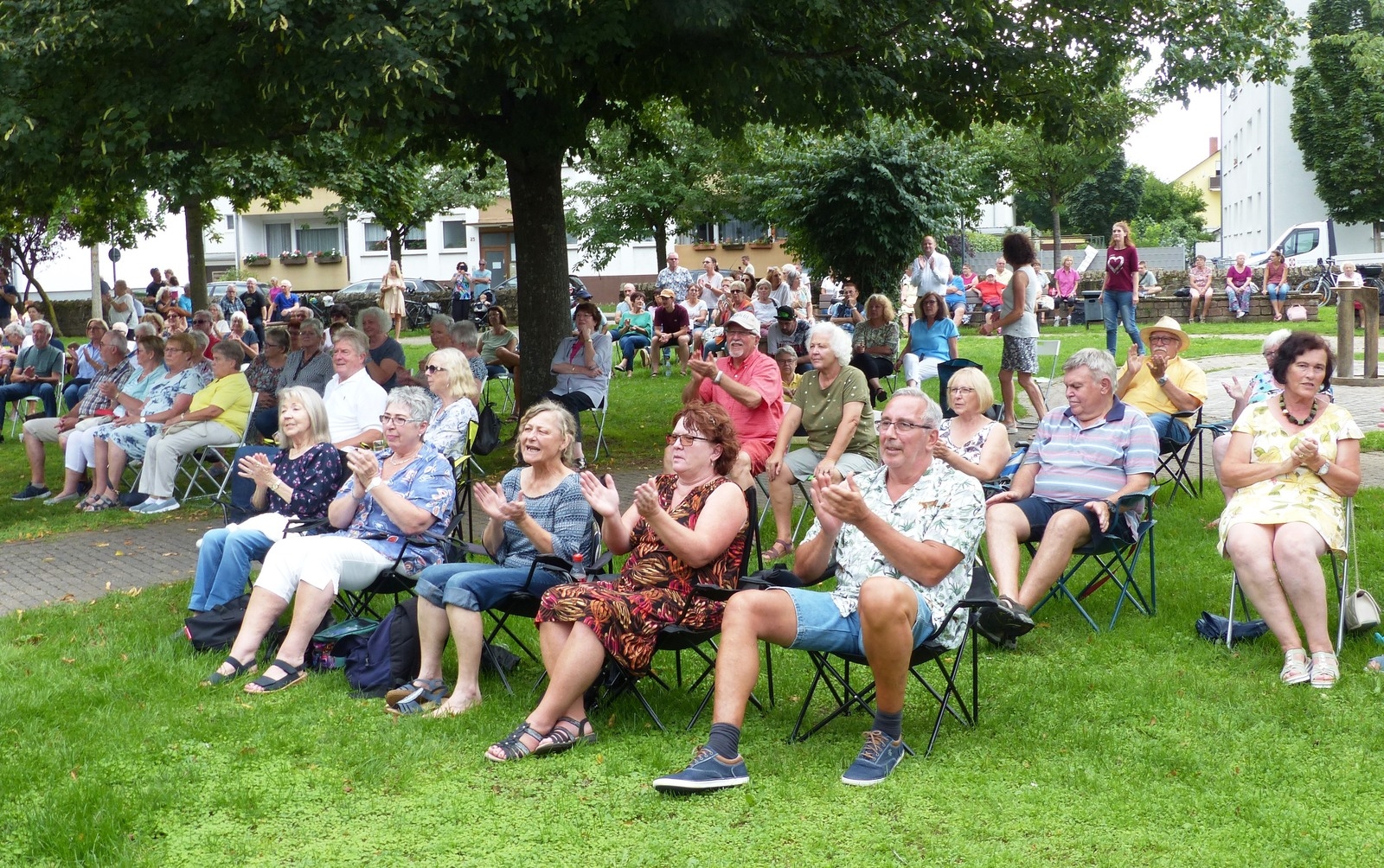 Italienische Musik zum Mitklatschen und Mitsingen - Naro Vitale war zu Gast bei Musik im Park in Oftersheim.