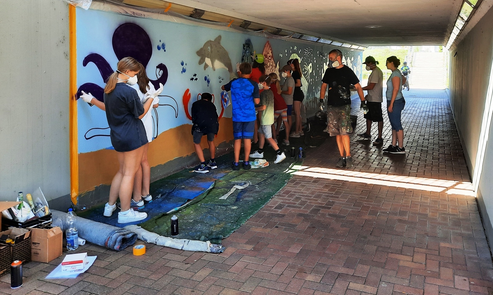 Die Kinder und Jugendlichen bei der Wandgestaltung im September.