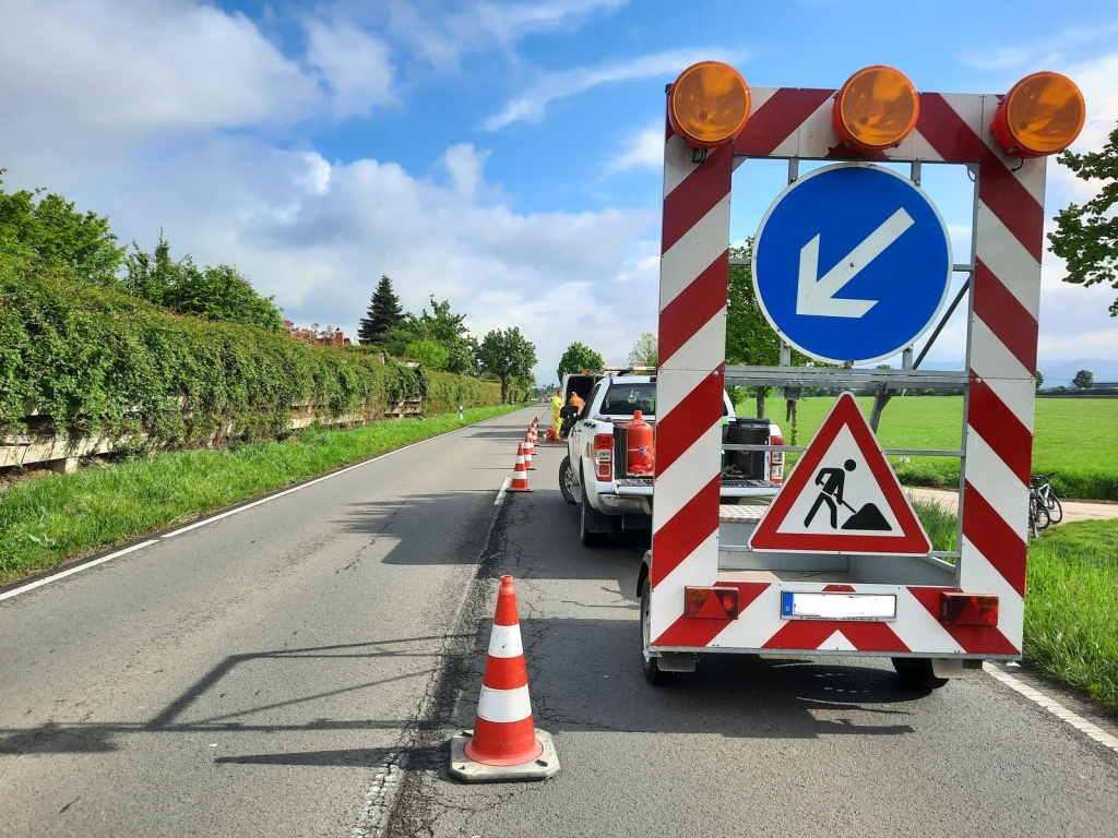 Der Verkehr musste bei der Baugrunduntersuchung in der verlängerten Heidelberger Straße stellenweise an der Baustelle vorbeigeleitet werden. Der Verkehr musste bei der Baugrunduntersuchung in der verlängerten Heidelberger Straße stellenweise an der Baustelle vorbeigeleitet werden.