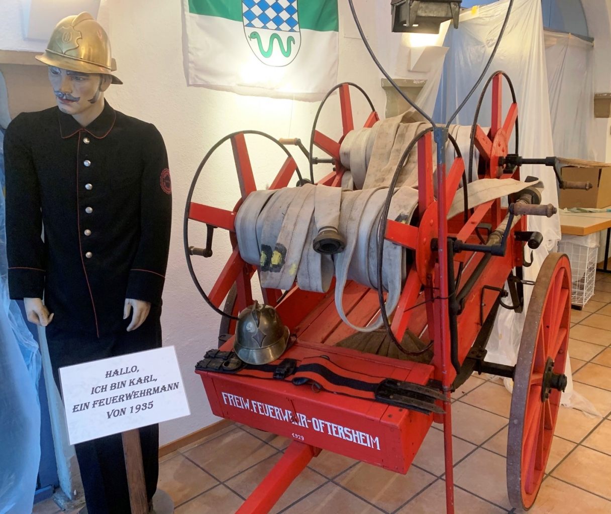 Und auch Historisches wie die Feuerwehrkleidung aus dem Jahr 1935 nebst Löschwagen.