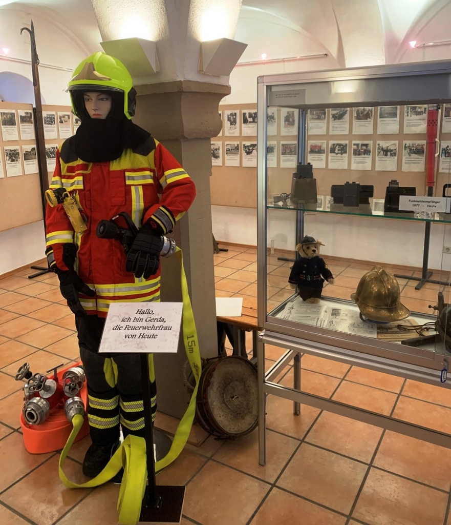 Es gibt Aktuelles zu sehen, wie die Montur einer Feuerwehrfrau.