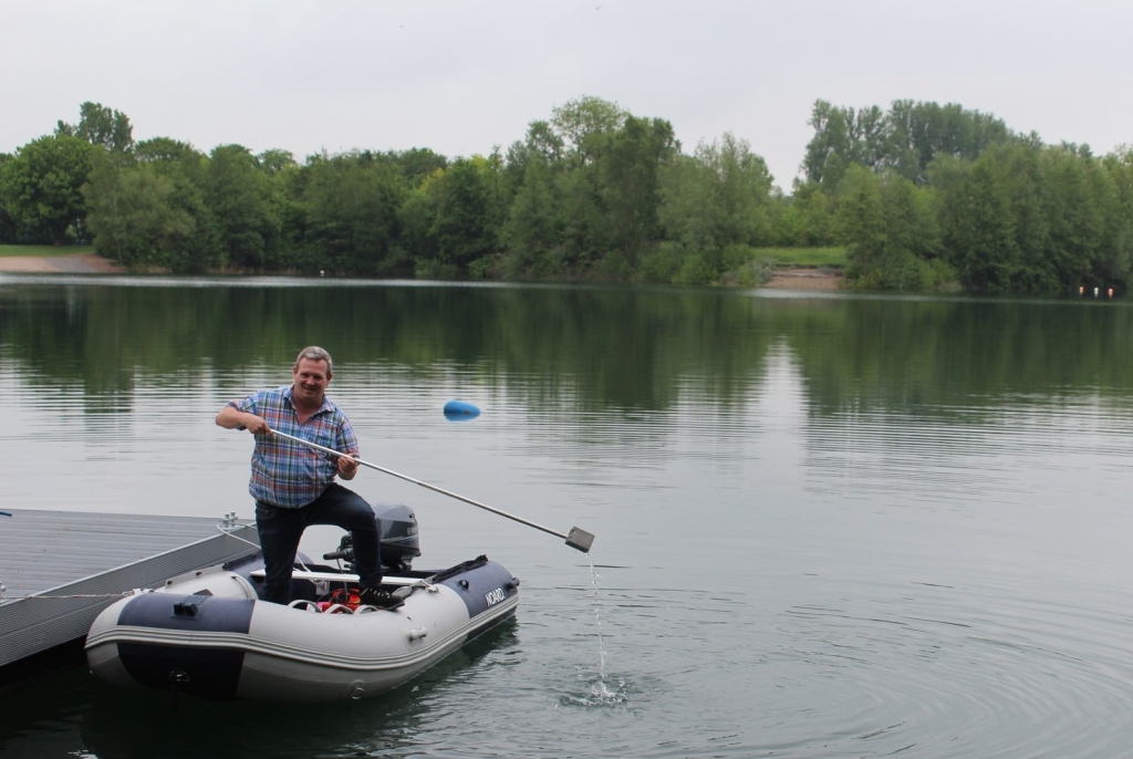 (Quelle: Landratsamt Rhein-Neckar-Kreis) Roland Söll vom Gesundheitsamt des Rhein-Neckar-Kreises nimmt vom Badesee Heddesheim eine Wasserprobe.