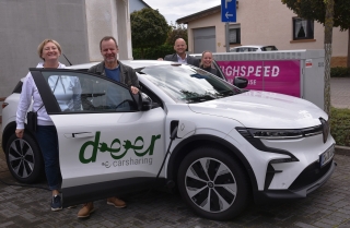 Übergabe des E-Fahrzeugs von deer. V.l.n.r.: Katarina Kramer, Martin Hirning, Bürgermeister Pascal Seidel, Ivana Matko Übergabe des E-Fahrzeugs von deer. V.l.n.r.: Katarina Kramer, Martin Hirning, Bürgermeister Pascal Seidel, Ivana Matko