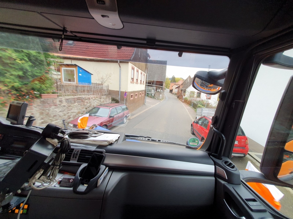 Bildinformationen (Quelle: Landratsamt Rhein-Neckar-Kreis) In einigen Ortsdurchfahrten im Rhein-Neckar-Kreis wie hier im Schriesheimer Ortsteil Altenbach gibt es oft schwierige Engstellen. Hier sieht man eindrucksvoll aus der Perspektive des Winterdienst-Fahrers, wie eng es manchmal bei zwei gegenüber parkenden Autos zugeht. Unter Umständen gibt es dann kein Durchkommen mehr. Bildinformationen (Quelle: Landratsamt Rhein-Neckar-Kreis) In einigen Ortsdurchfahrten im Rhein-Neckar-Kreis wie hier im Schriesheimer Ortsteil Altenbach gibt es oft schwierige Engstellen. Hier sieht man eindrucksvoll aus der Perspektive des Winterdienst-Fahrers, wie eng es manchmal bei zwei gegenüber parkenden Autos zugeht. Unter Umständen gibt es dann kein Durchkommen mehr.