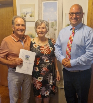 Rosemarie und Peter Preißler mit Bürgermeister Jens Geiß (r.) (Foto: Gemeinde) Rosemarie und Peter Preißler mit Bürgermeister Jens Geiß (r.) (Foto: Gemeinde)
