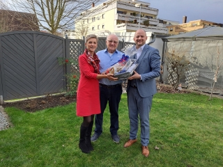 Ute Walter und Bürgermeister Pascal Seidel gratulieren Ehrenbürger und Bürgermeister i.R. Helmut Baust zum 75. Geburtstag. Ute Walter und Bürgermeister Pascal Seidel gratulieren Ehrenbürger und Bürgermeister i.R. Helmut Baust zum 75. Geburtstag.