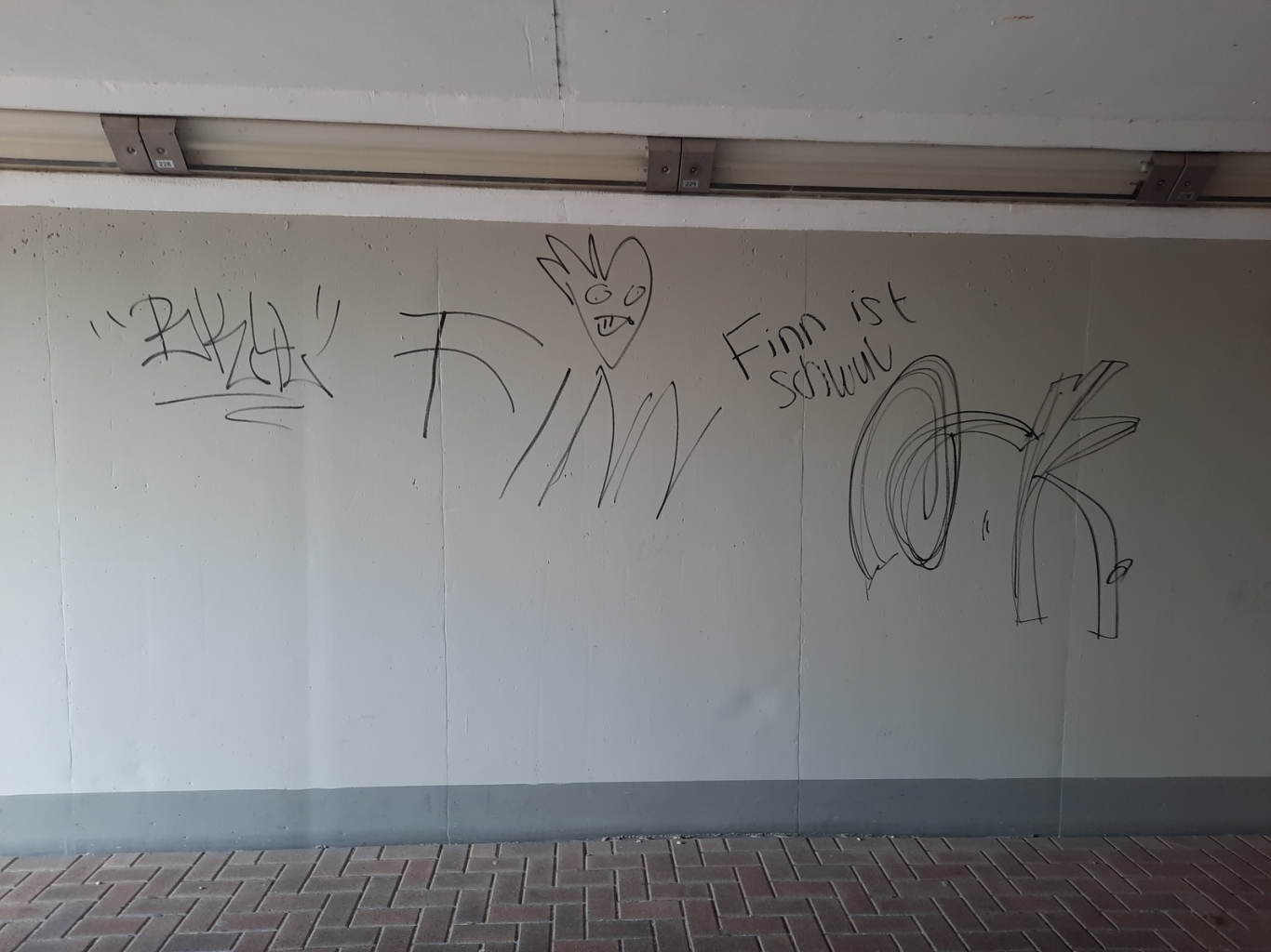 Bahnunterführung wieder mit Schmierereien versehen. Erst kürzlich hatten Bauhofmitarbeiter hier gestrichen.
