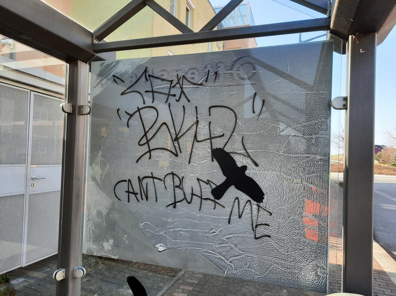 Wartehäuschen mit Schmierereien verunziert.
