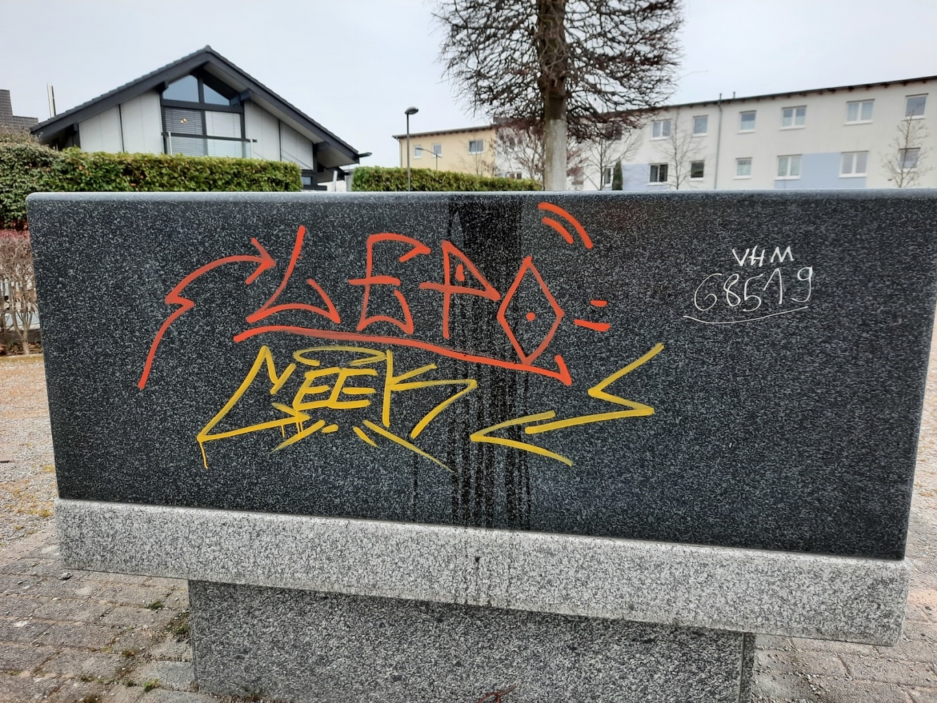 Granitplatte auf dem Lessingplatz wurde verschmiert.